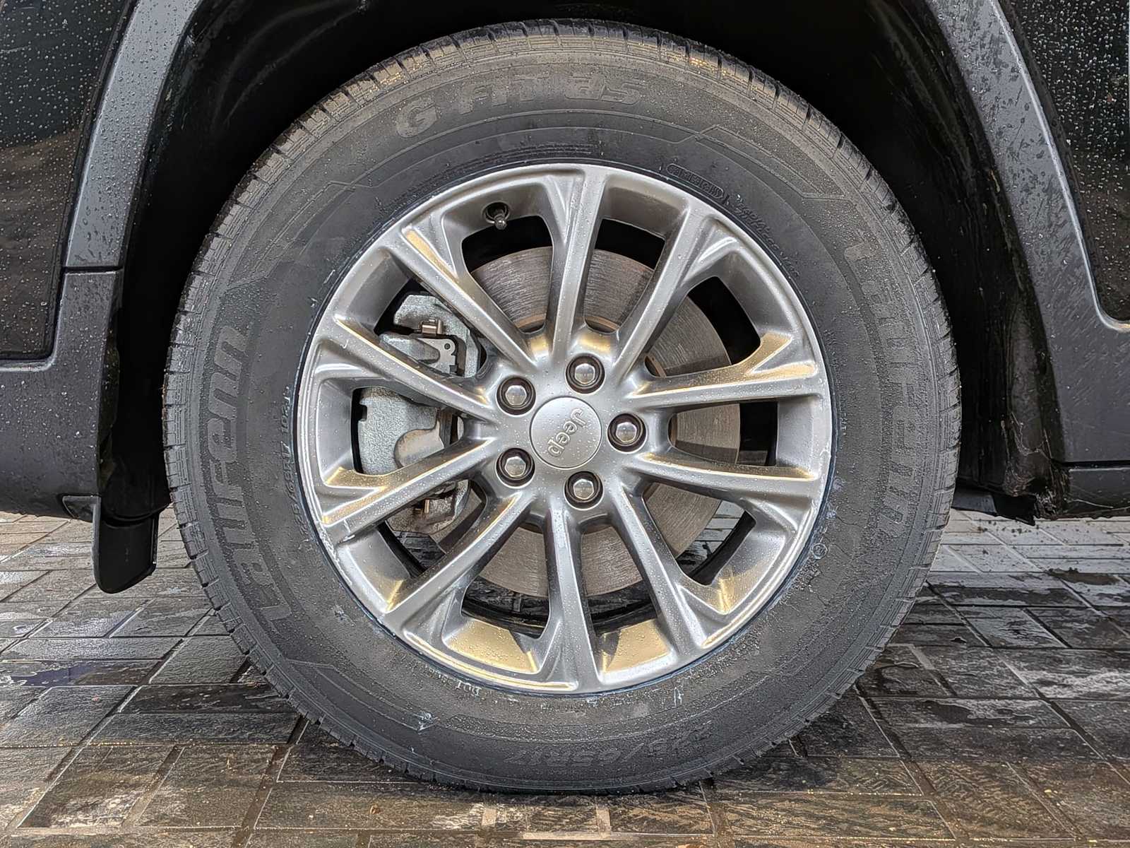 Thumbnail: 2019 Jeep Cherokee - 14