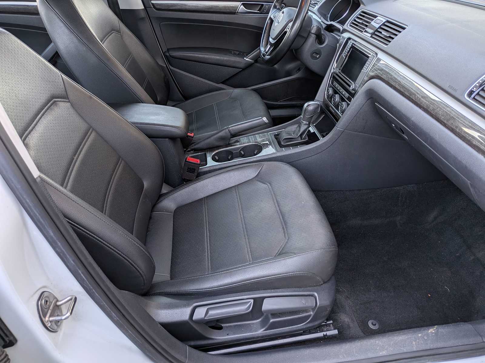 Thumbnail: 2018 Volkswagen Passat - 21