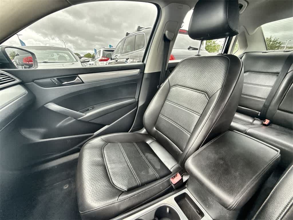 Thumbnail: 2013 Volkswagen Passat - 21