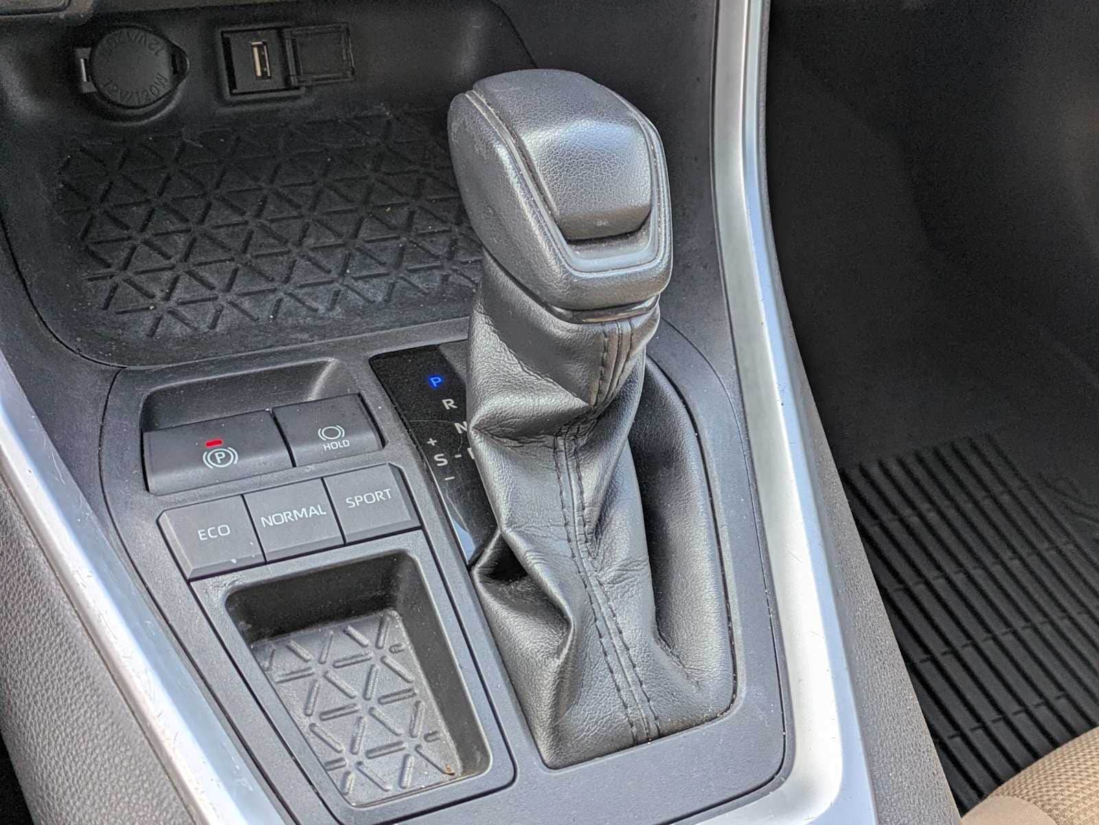 Thumbnail: 2020 Toyota RAV4 - 27