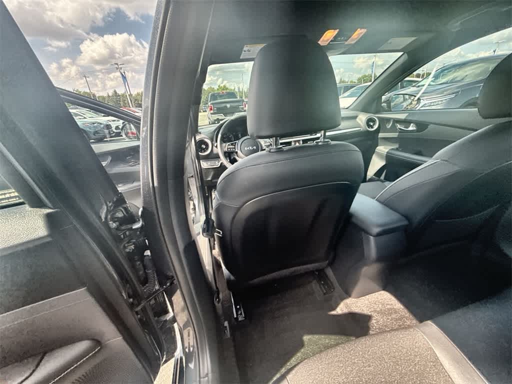 Thumbnail: 2023 Kia Forte - 17