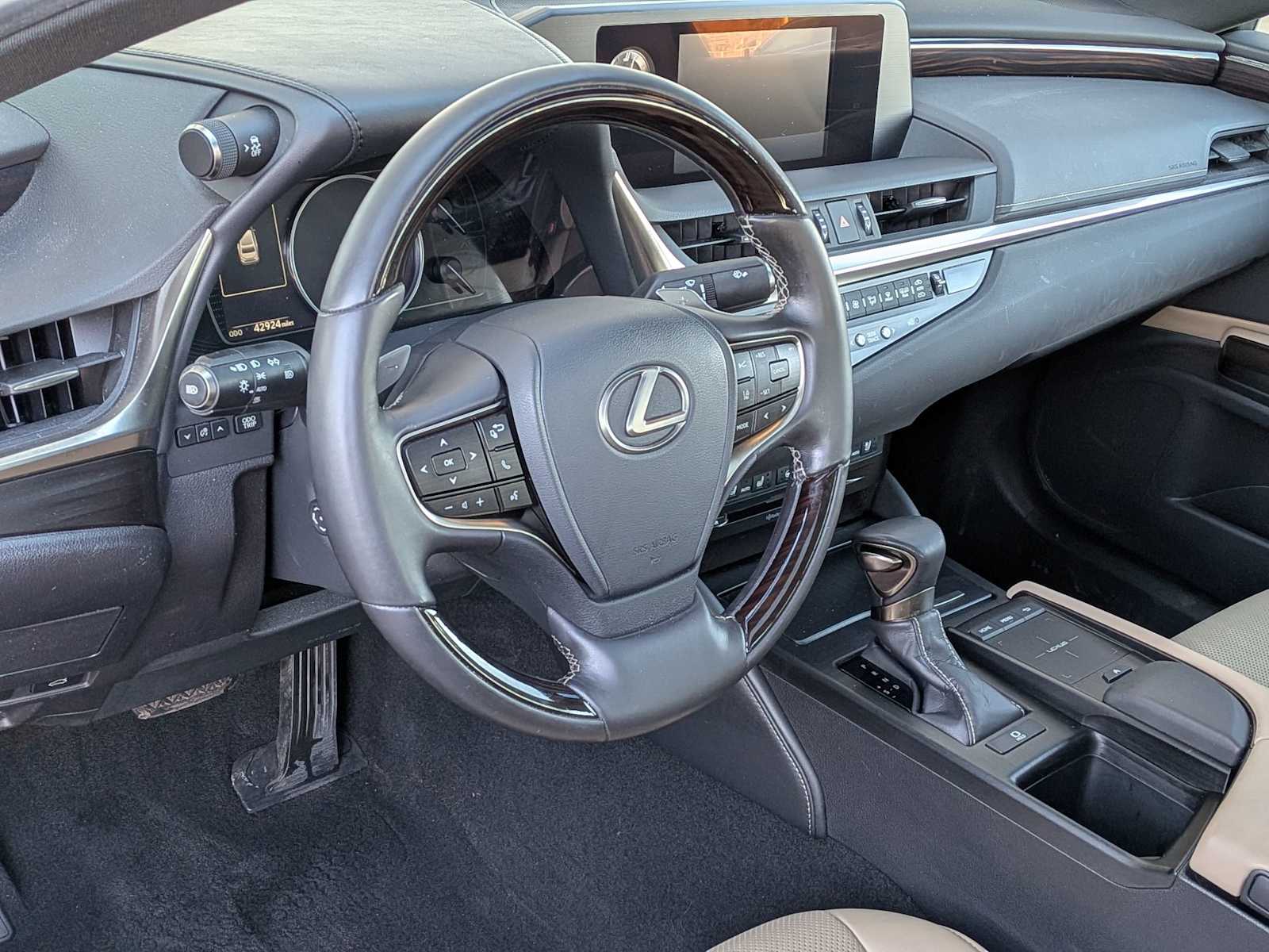 Thumbnail: 2019 Lexus ES - 2