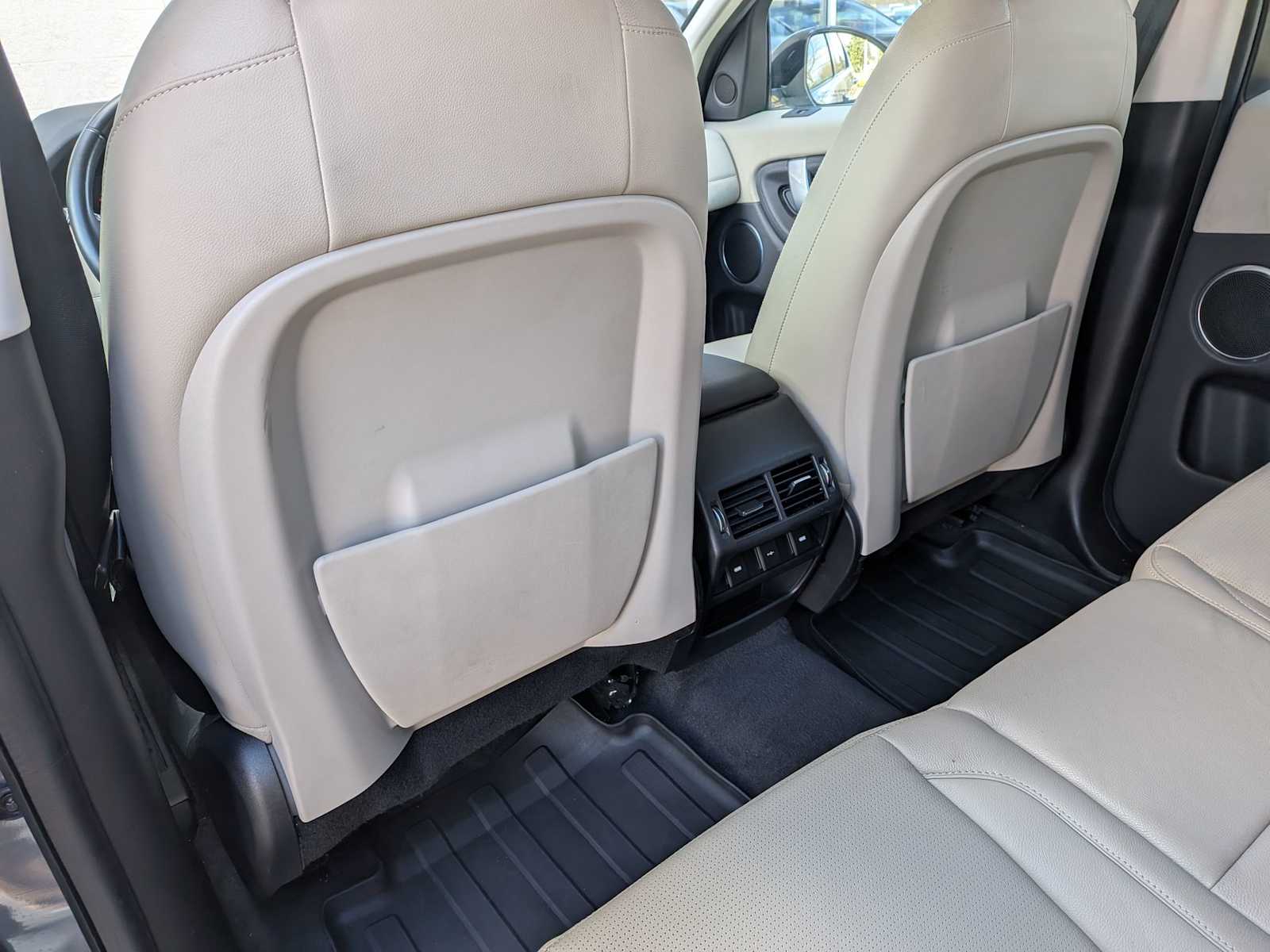 Thumbnail: 2020 Land Rover Discovery Sport - 17