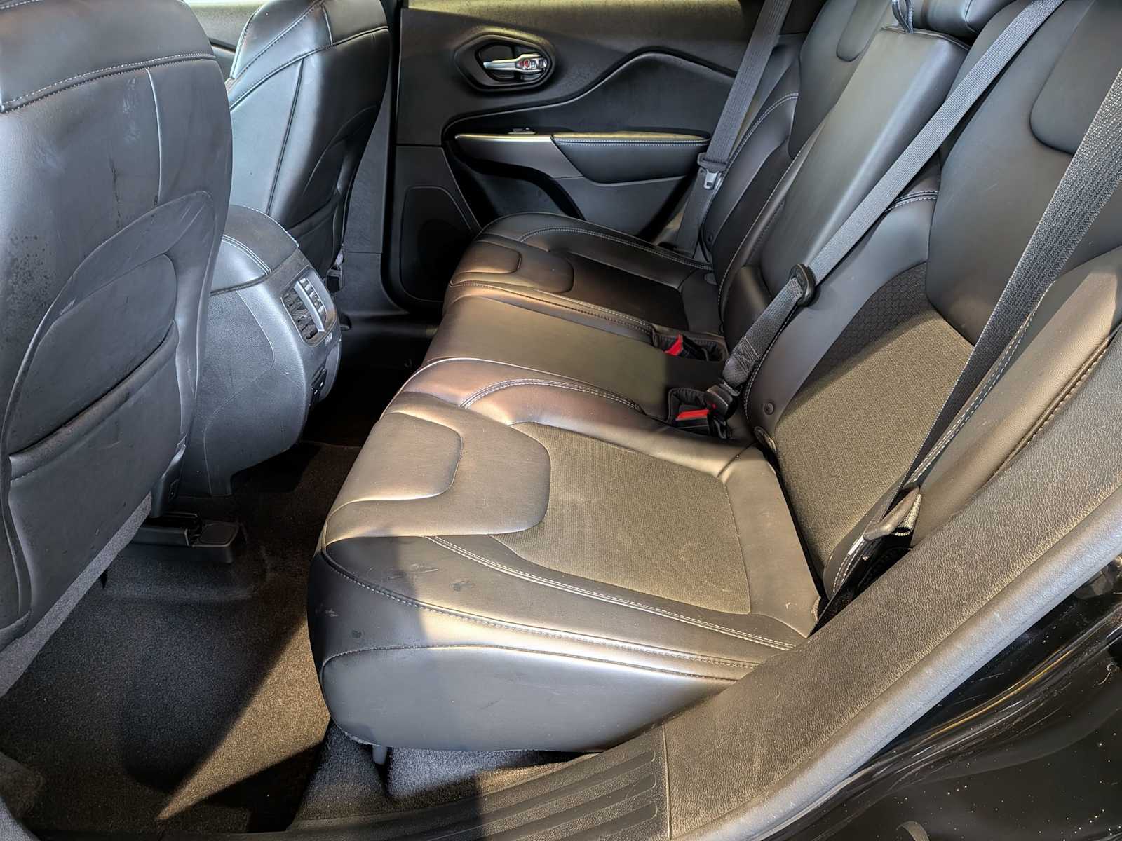 Thumbnail: 2019 Jeep Cherokee - 18