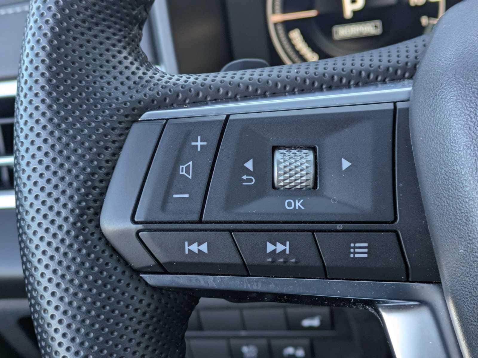 Thumbnail: 2023 Mitsubishi Outlander - 24