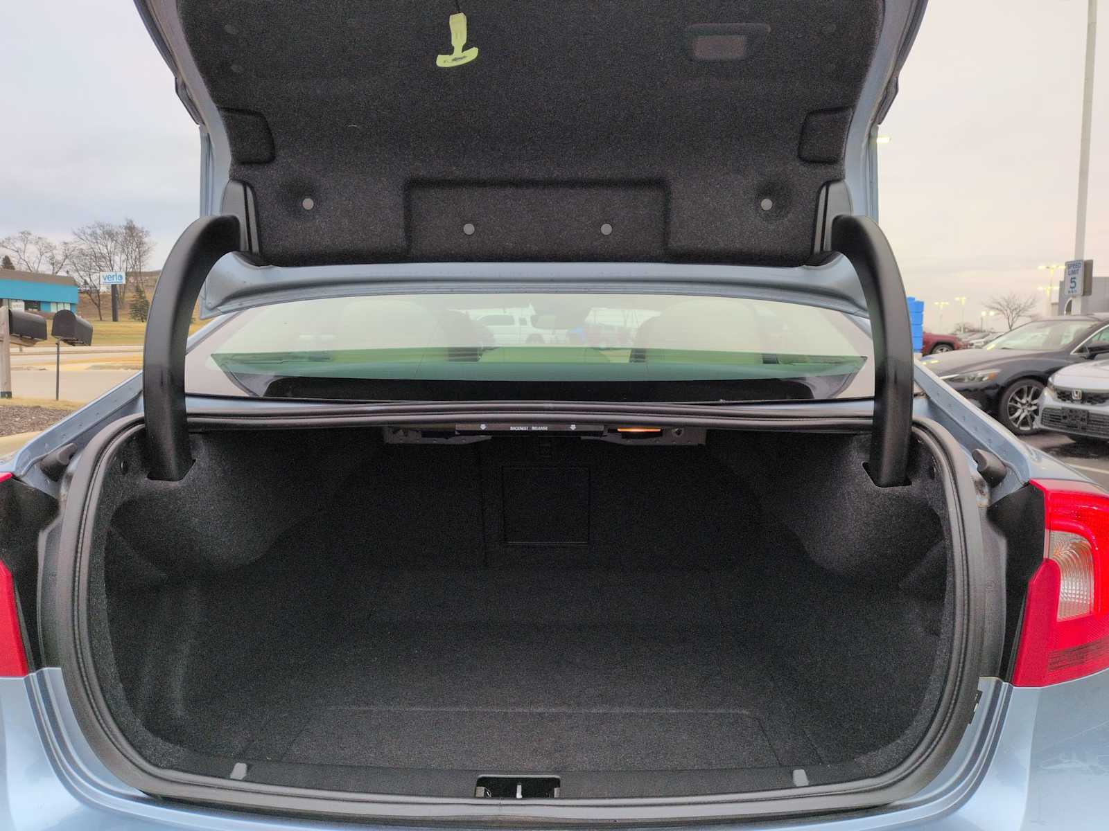 Thumbnail: 2017 Volvo S60 - 32