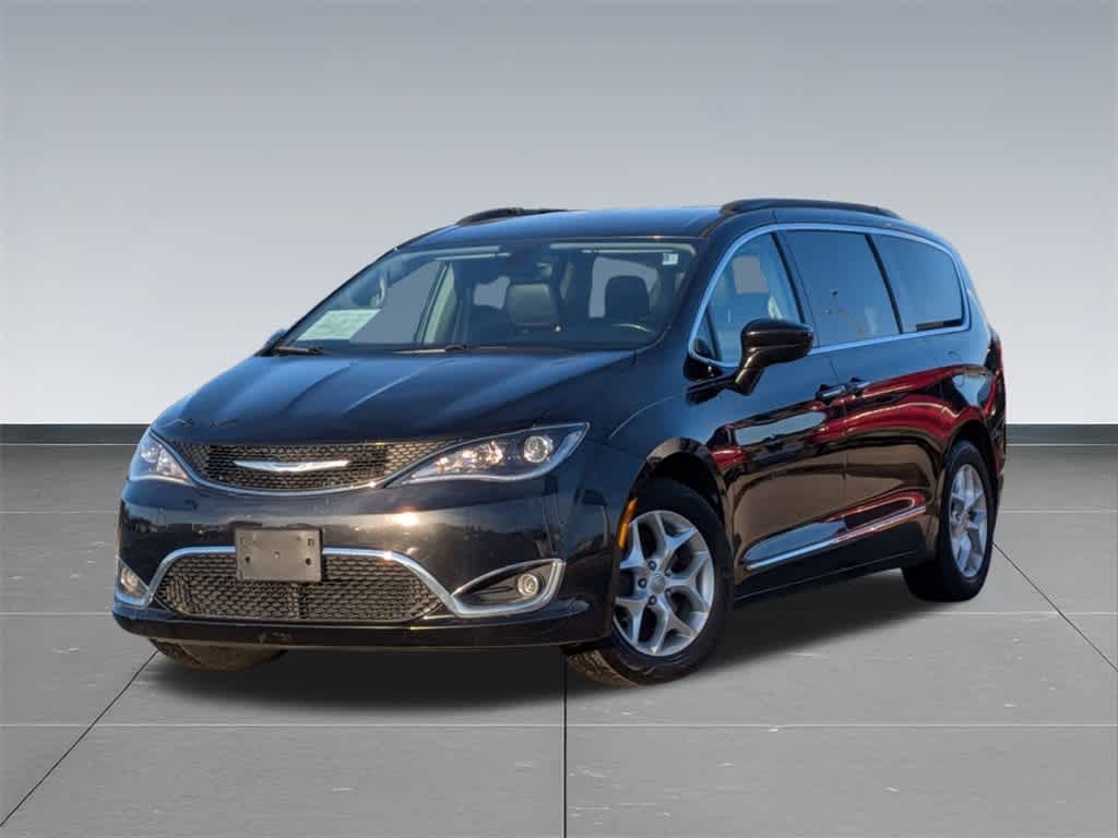 Thumbnail: 2017 Chrysler Pacifica - 10