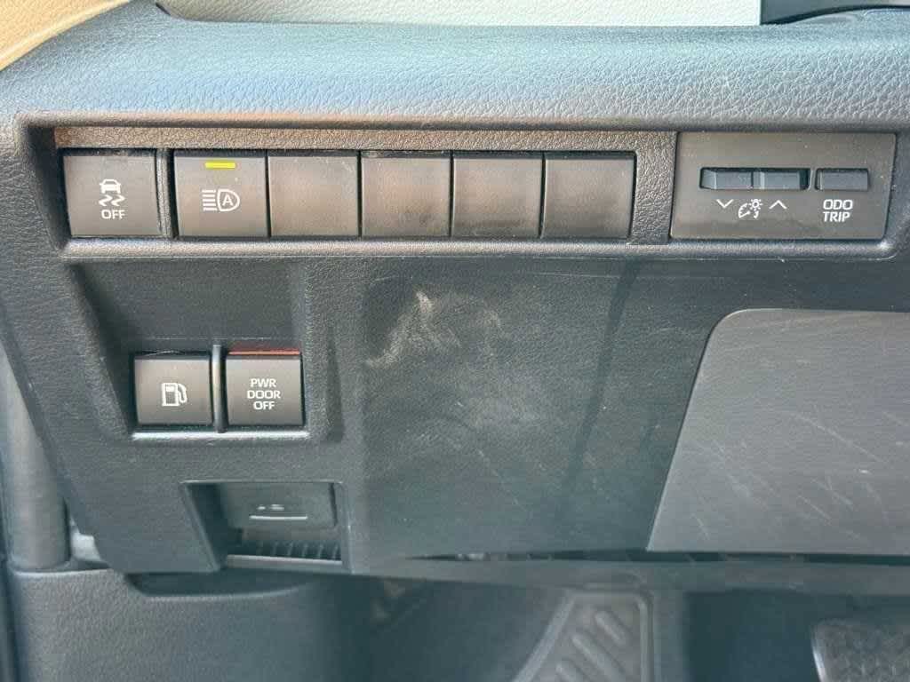 Thumbnail: 2022 Toyota Sienna - 25