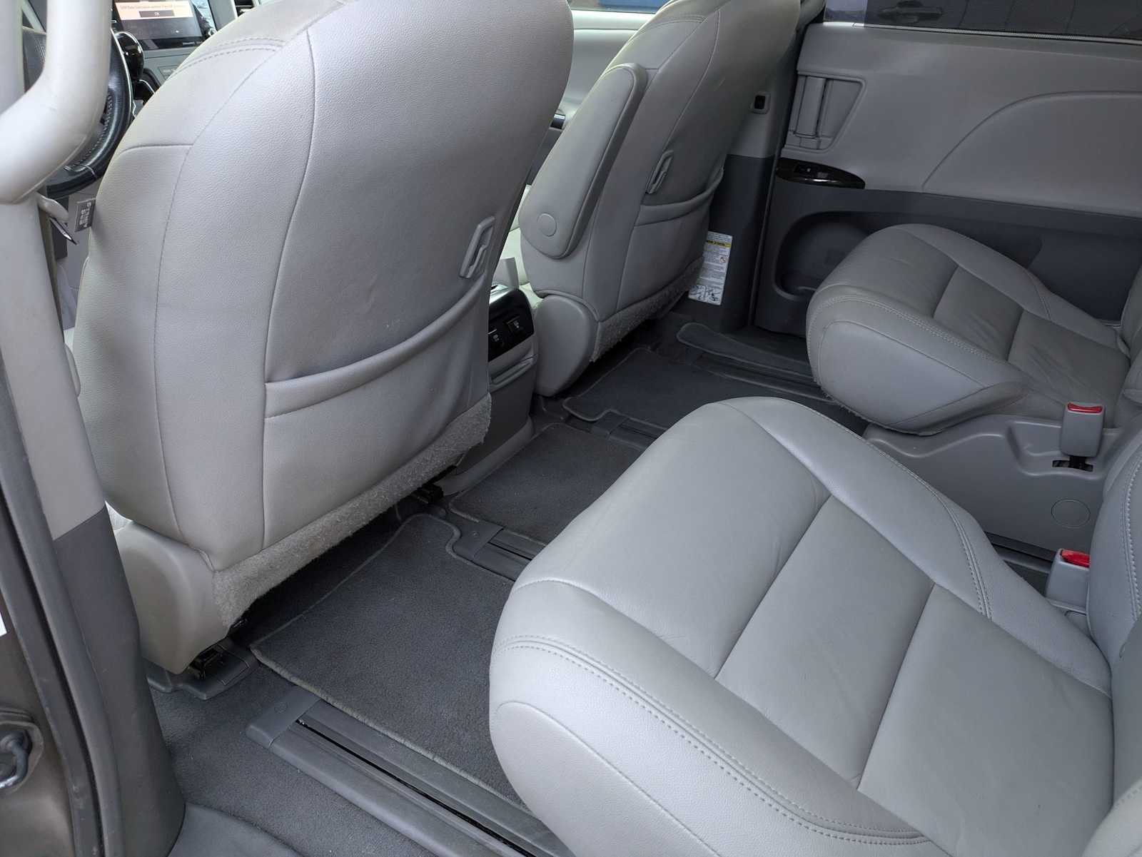 Thumbnail: 2019 Toyota Sienna - 17