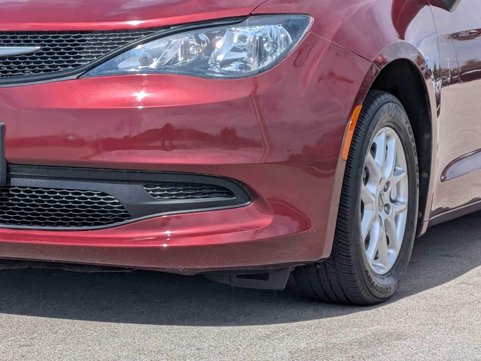 Thumbnail: 2022 Chrysler Voyager - 10