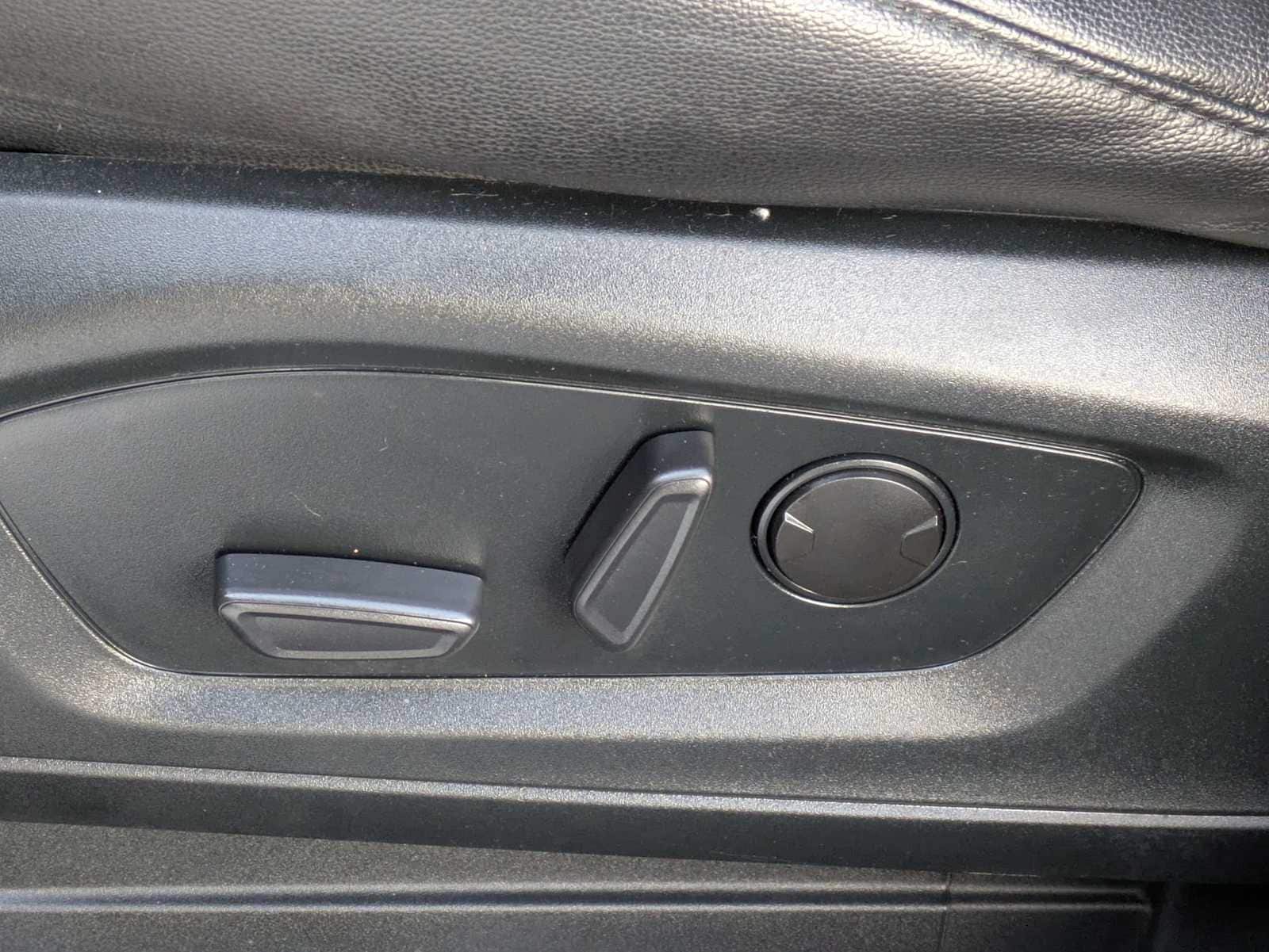 Thumbnail: 2022 Ford Explorer - 16