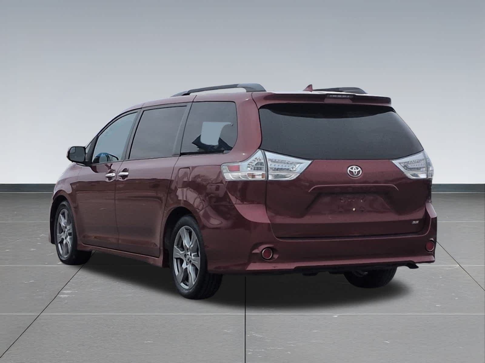 Thumbnail: 2018 Toyota Sienna - 4
