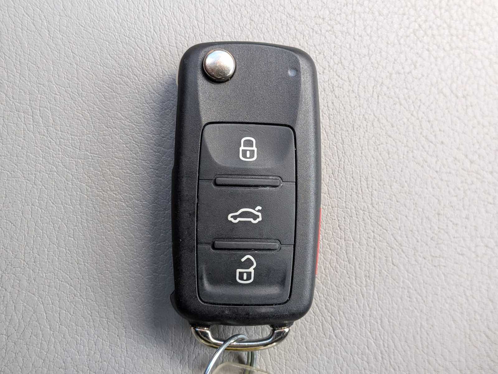 Thumbnail: 2016 Volkswagen Passat - 32