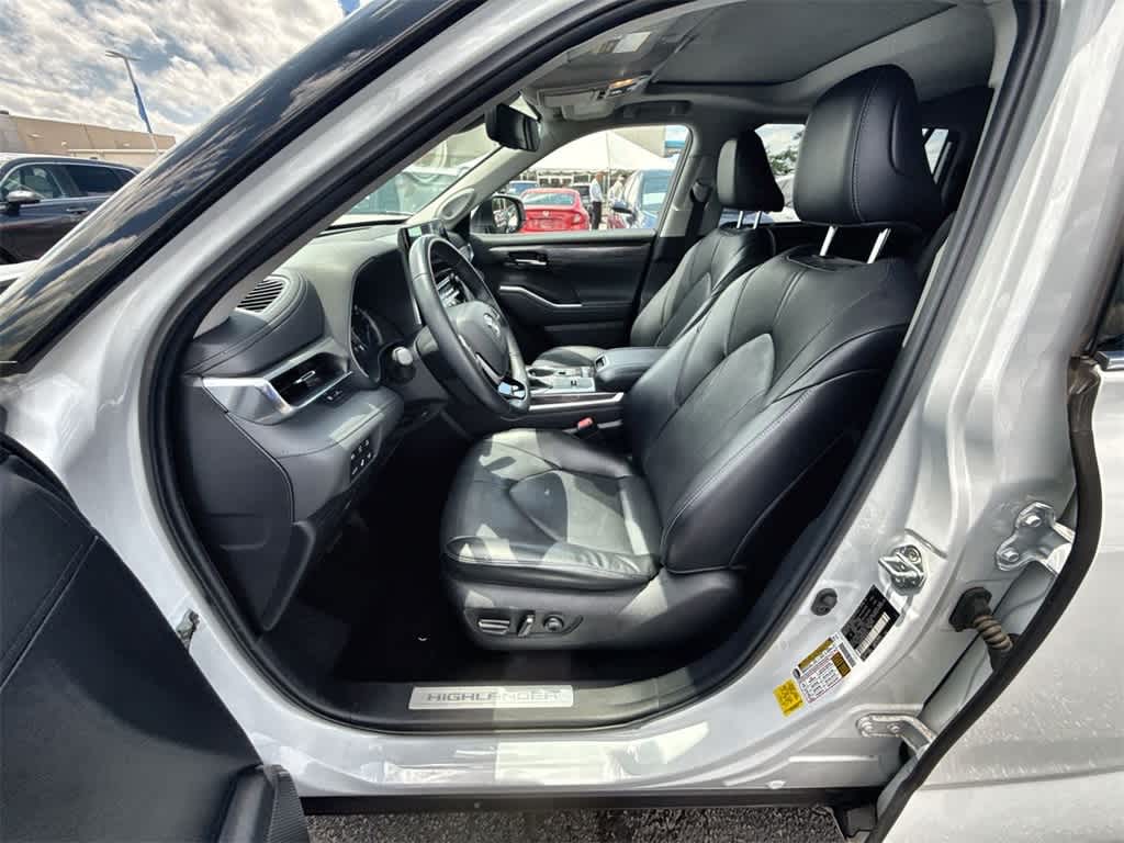 Thumbnail: 2022 Toyota Highlander - 2