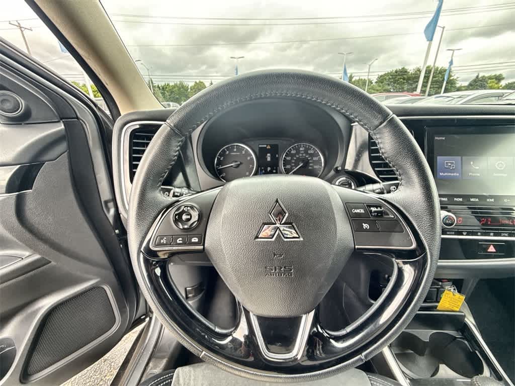 Thumbnail: 2020 Mitsubishi Outlander - 21