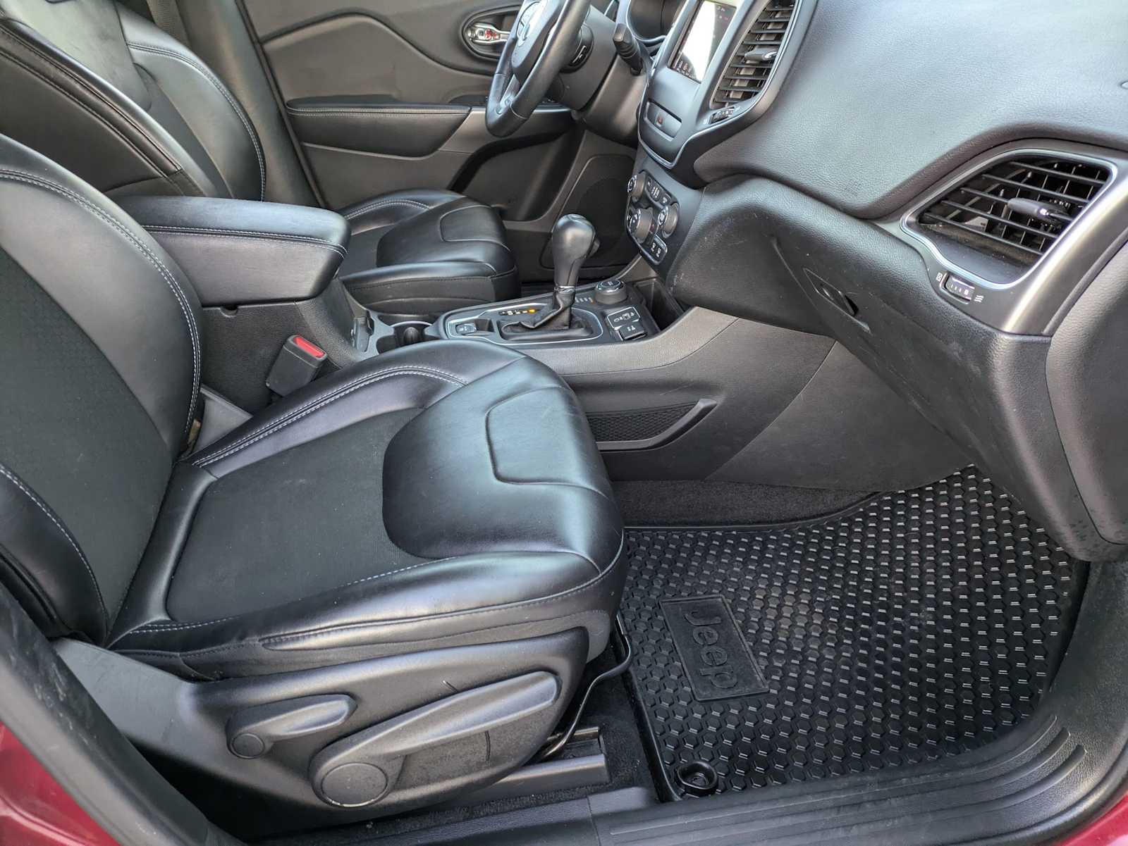 Thumbnail: 2019 Jeep Cherokee - 17