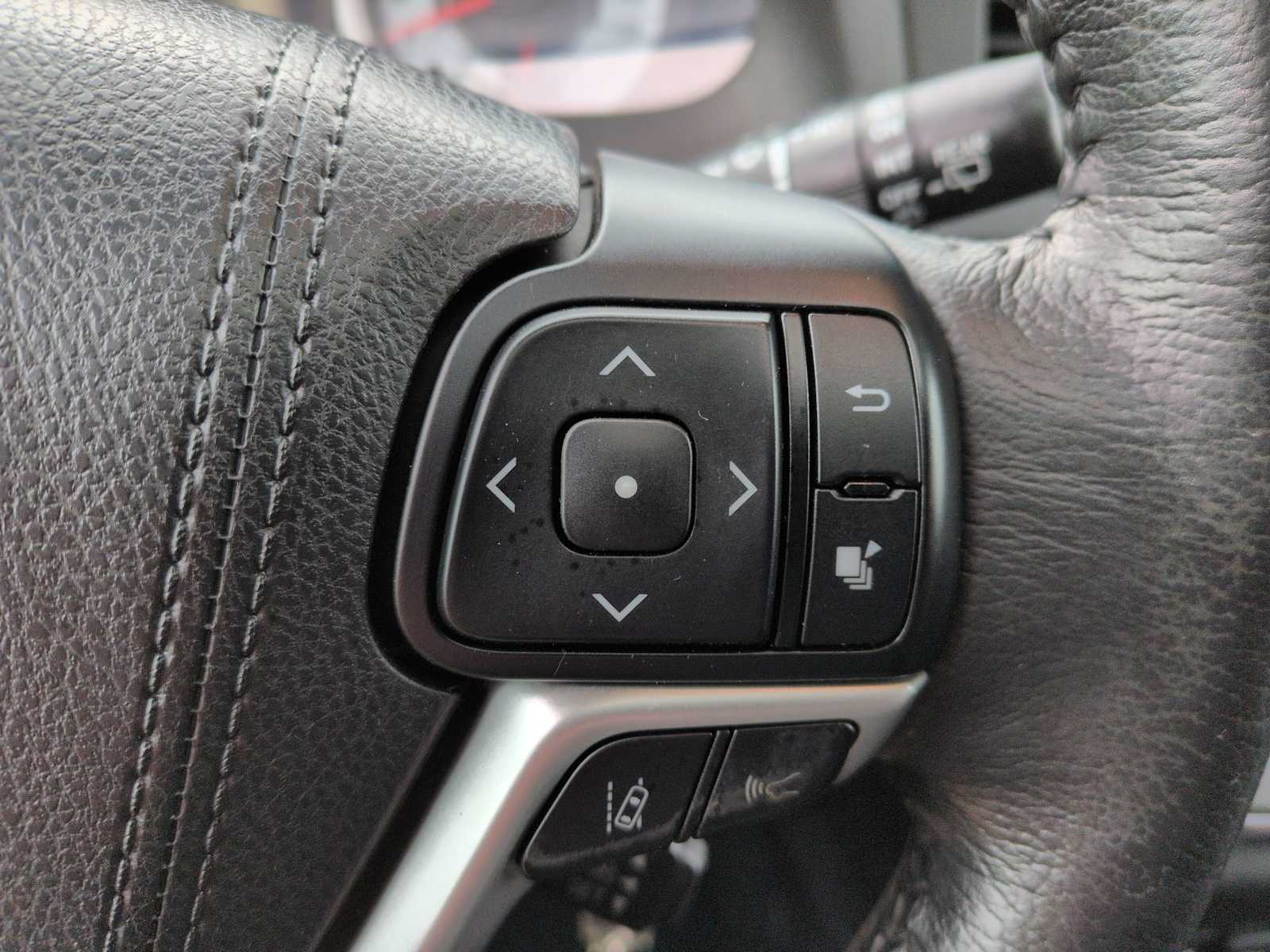 Thumbnail: 2018 Toyota Sienna - 23