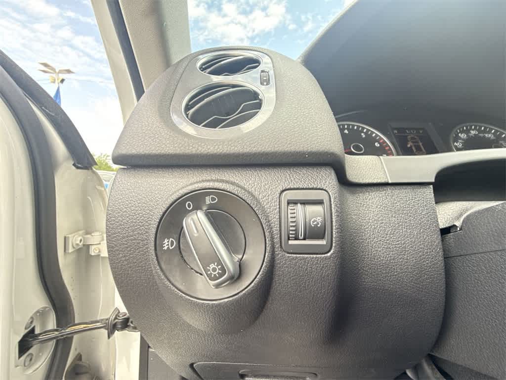 Thumbnail: 2014 Volkswagen Tiguan - 16