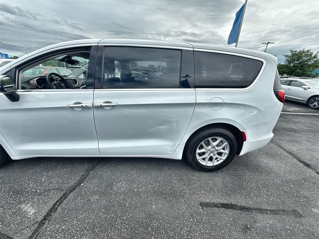 Thumbnail: 2023 Chrysler Voyager - 4