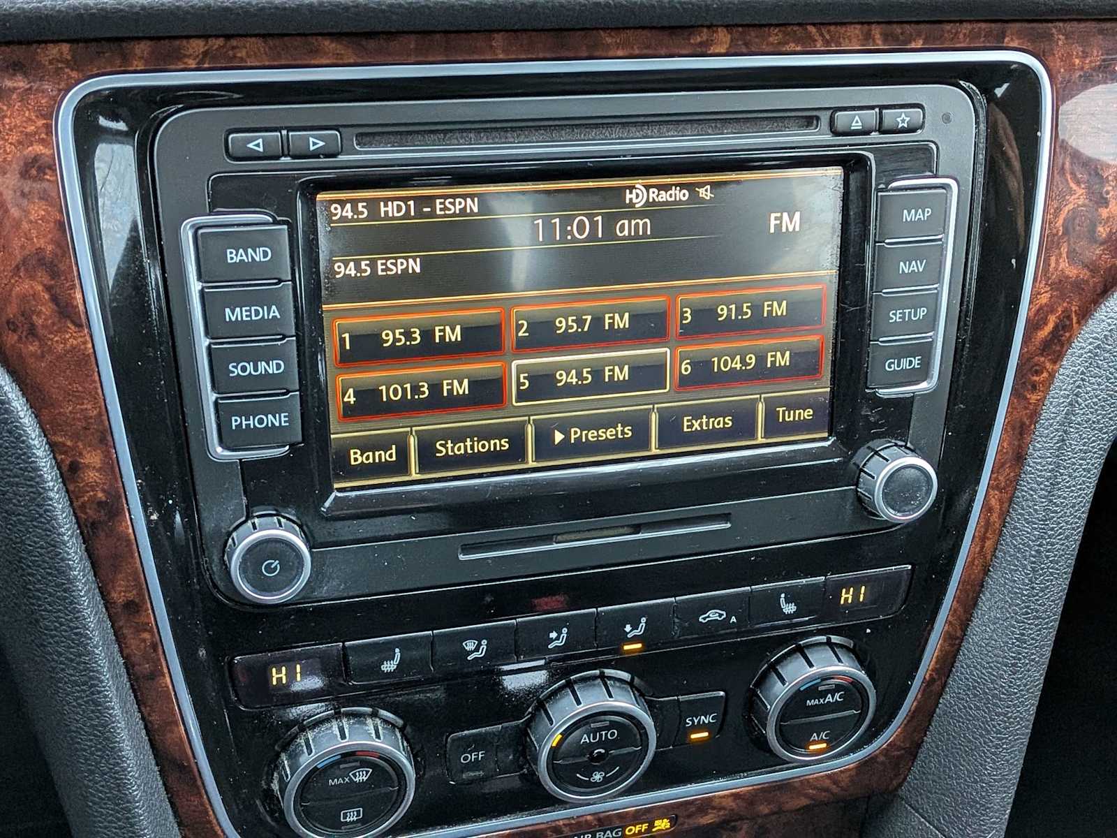 Thumbnail: 2013 Volkswagen Passat - 28