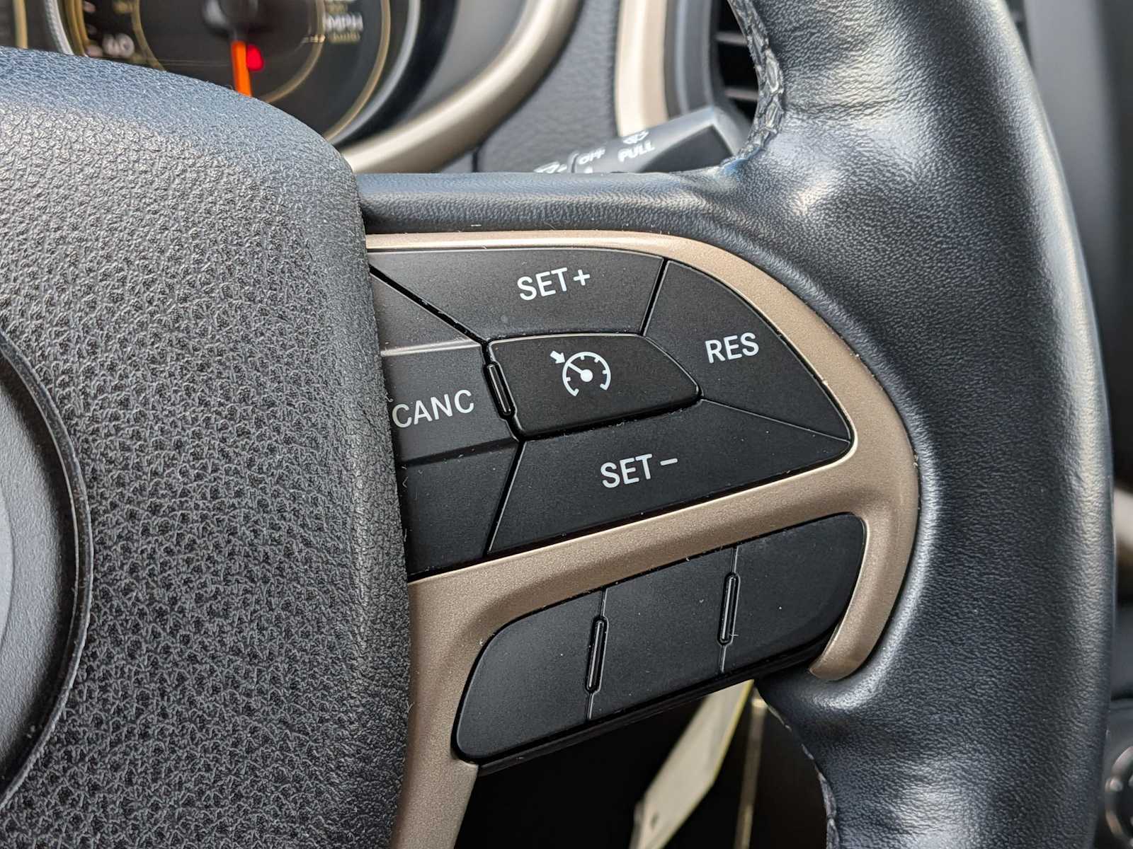 Thumbnail: 2016 Jeep Cherokee - 22