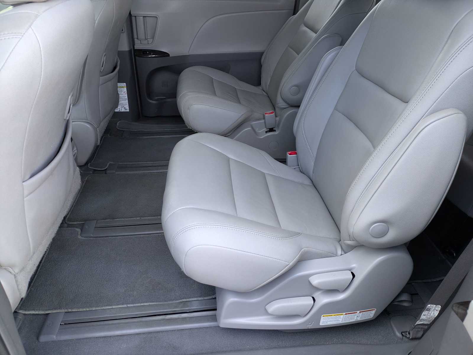 Thumbnail: 2019 Toyota Sienna - 19