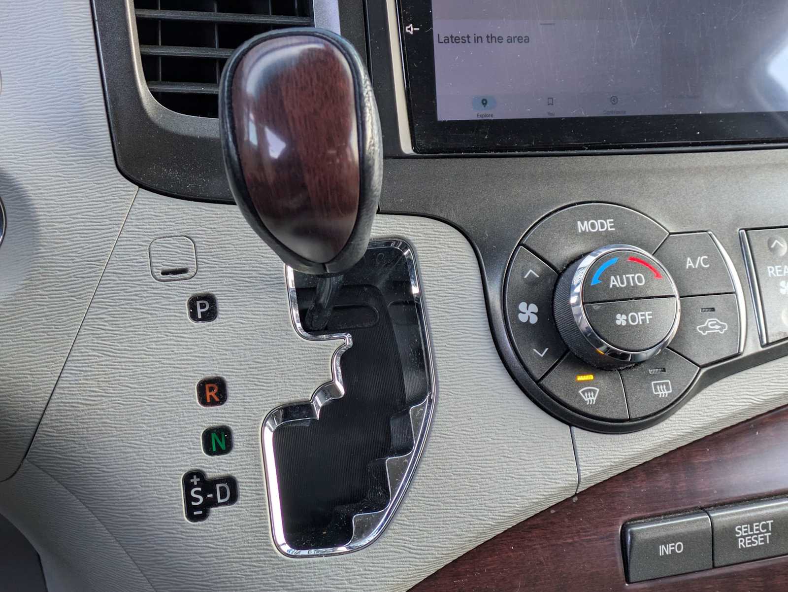 Thumbnail: 2012 Toyota Sienna - 32