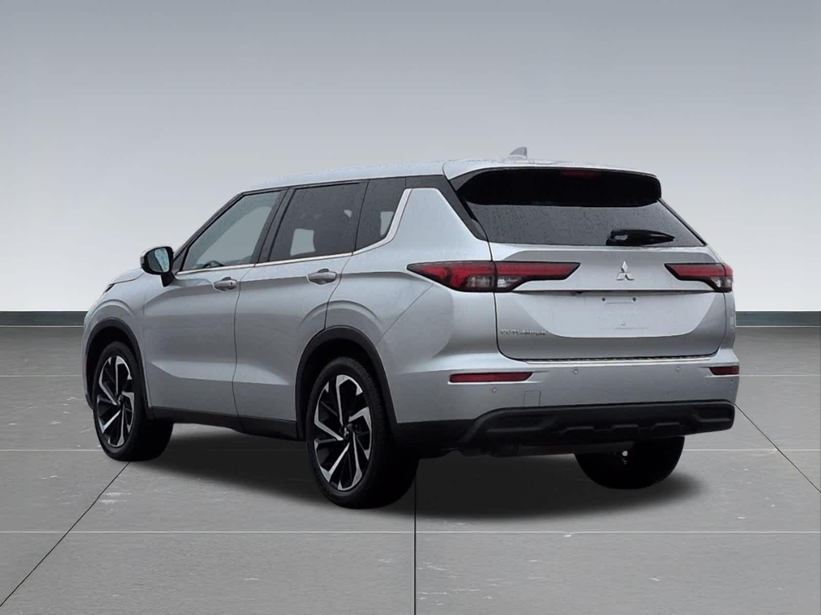 Thumbnail: 2022 Mitsubishi Outlander - 4