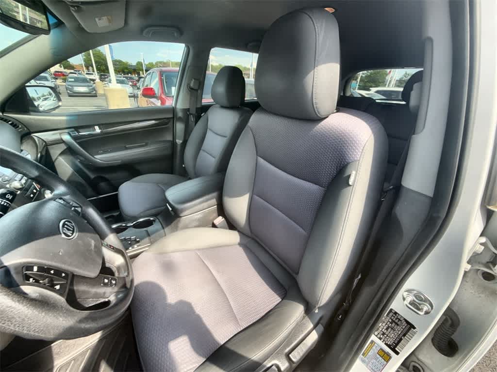 Thumbnail: 2012 Kia Sorento - 15