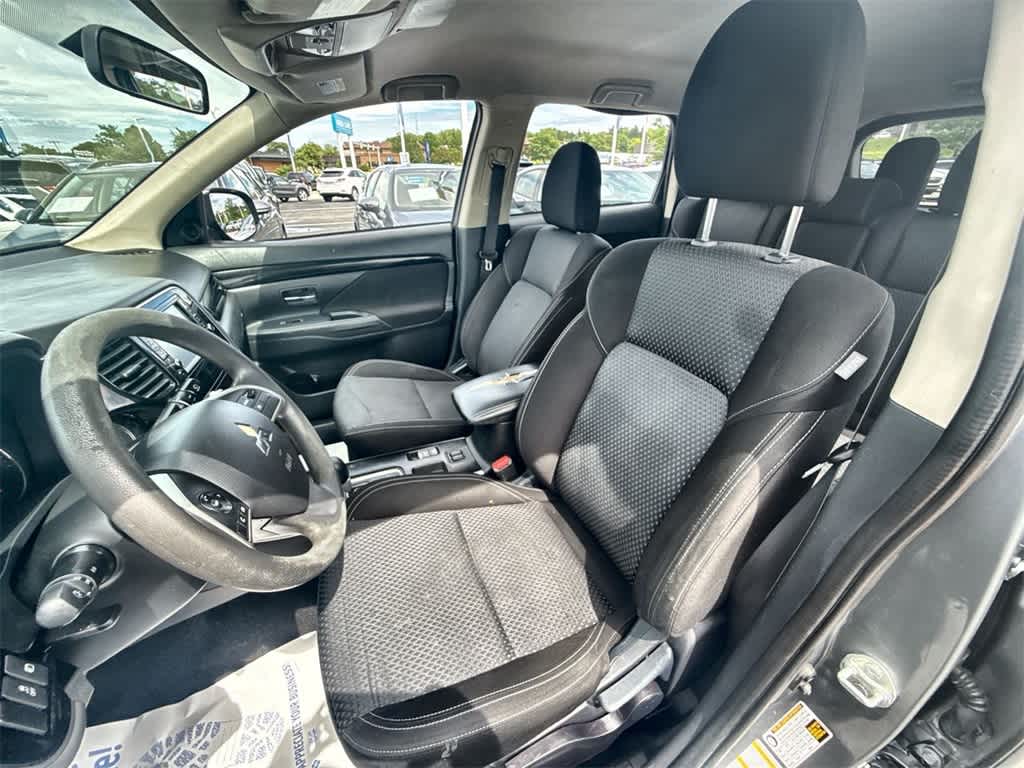 Thumbnail: 2020 Mitsubishi Outlander - 15