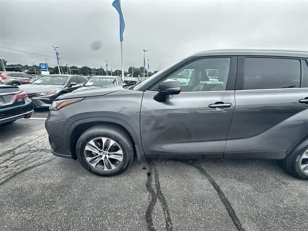 2022 Toyota Highlander XLE photo 3