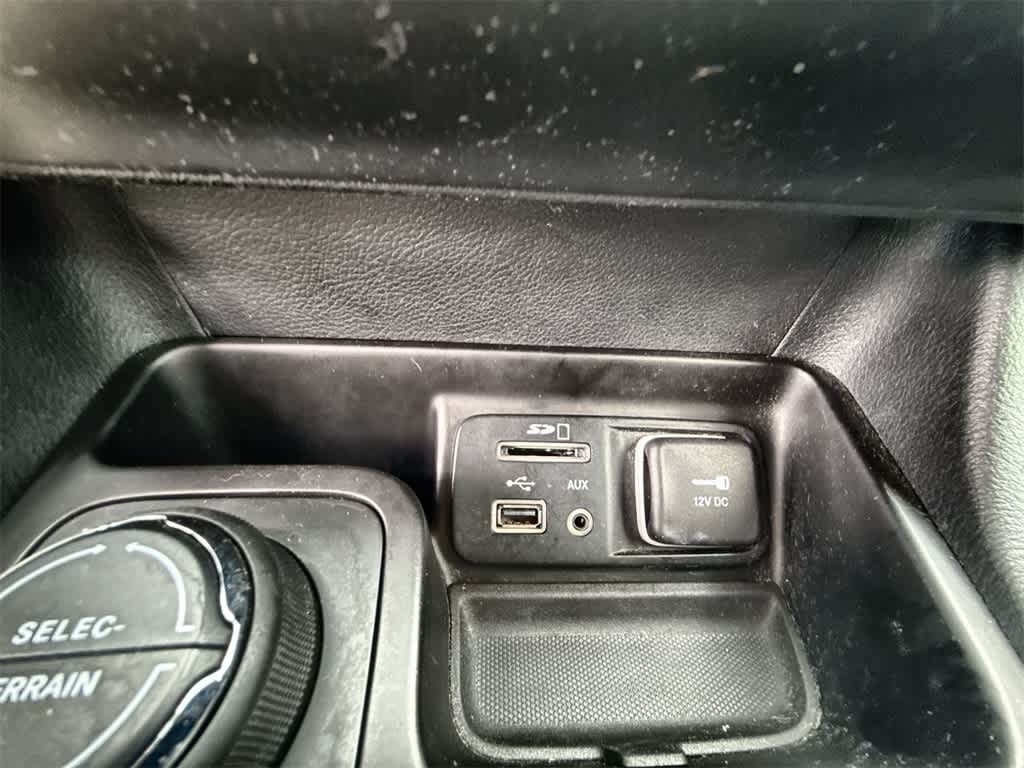 Thumbnail: 2014 Jeep Cherokee - 28