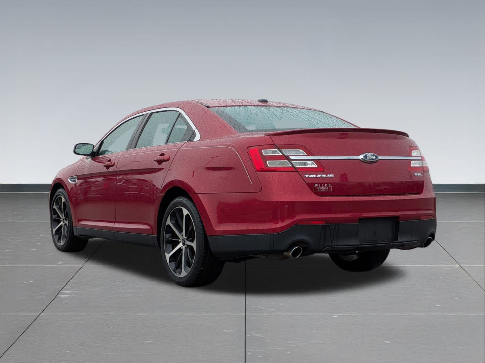 2016 Ford Taurus SEL photo 2