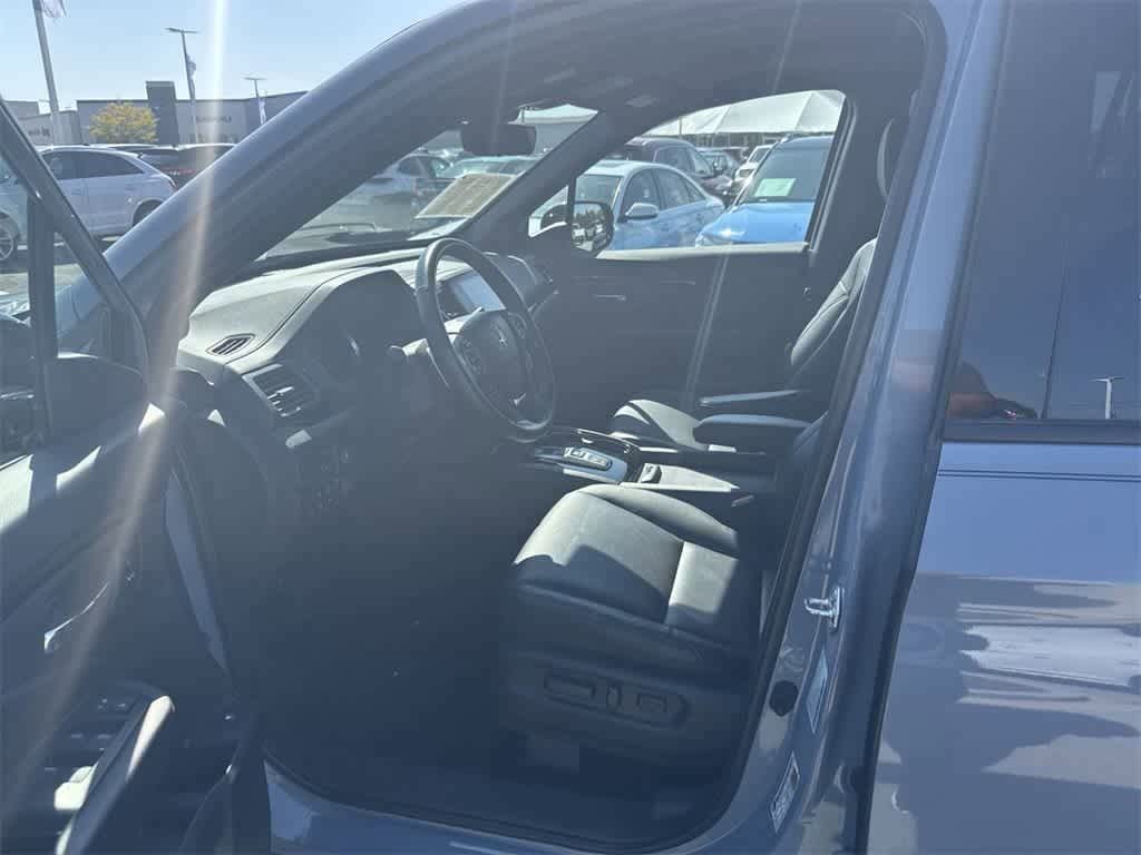 2023 Honda Ridgeline Black Edition photo 2