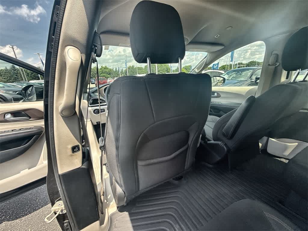 Thumbnail: 2018 Chrysler Pacifica - 17