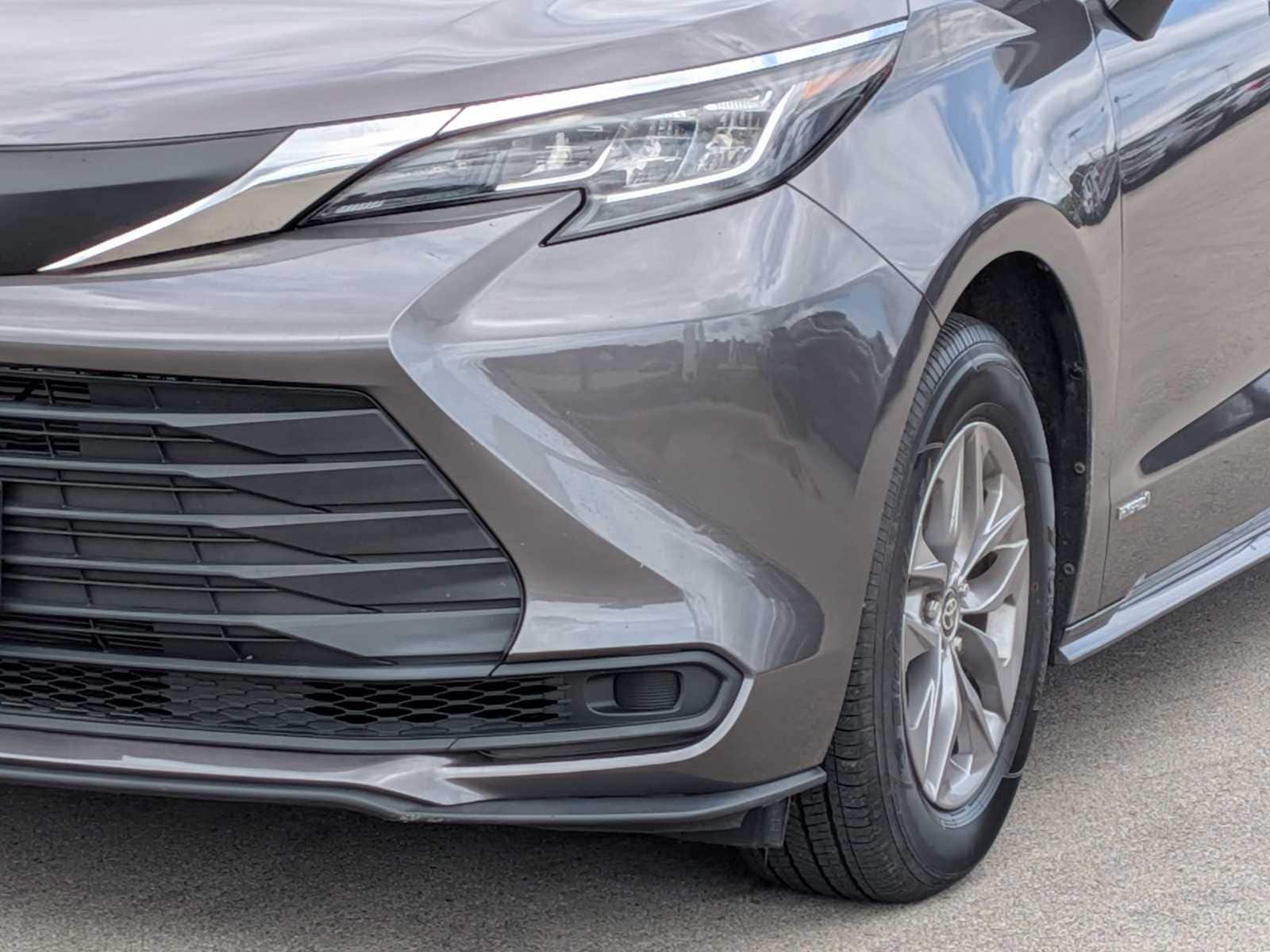 Thumbnail: 2021 Toyota Sienna - 10
