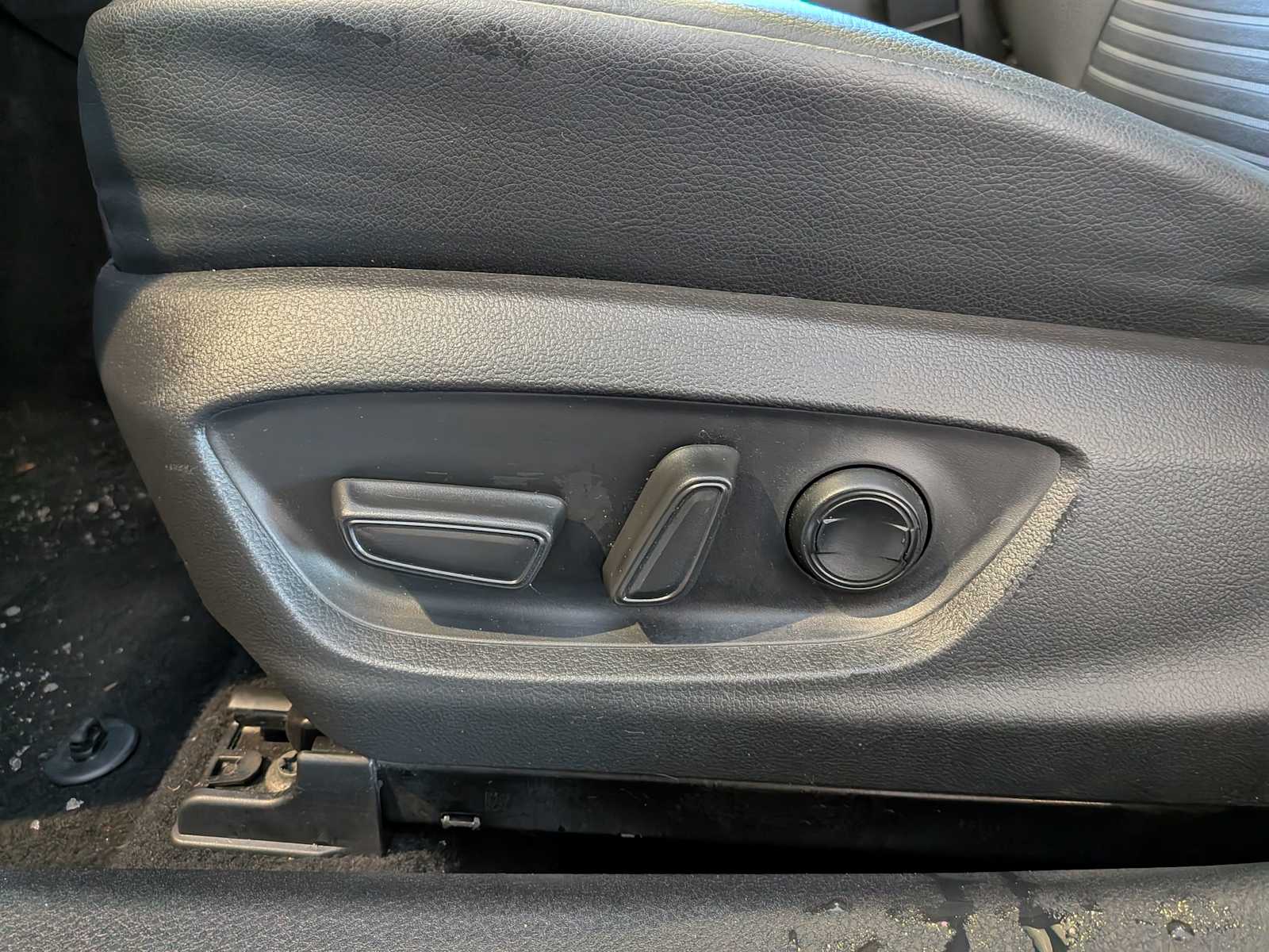 Thumbnail: 2022 Toyota Camry - 16