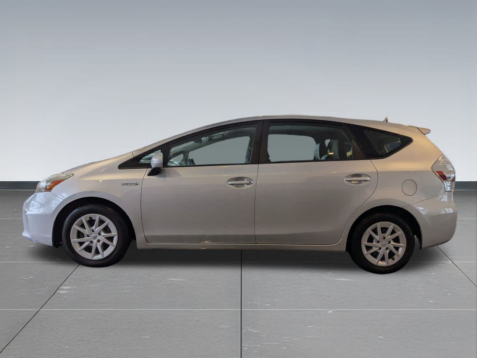 Thumbnail: 2014 Toyota Prius v - 3
