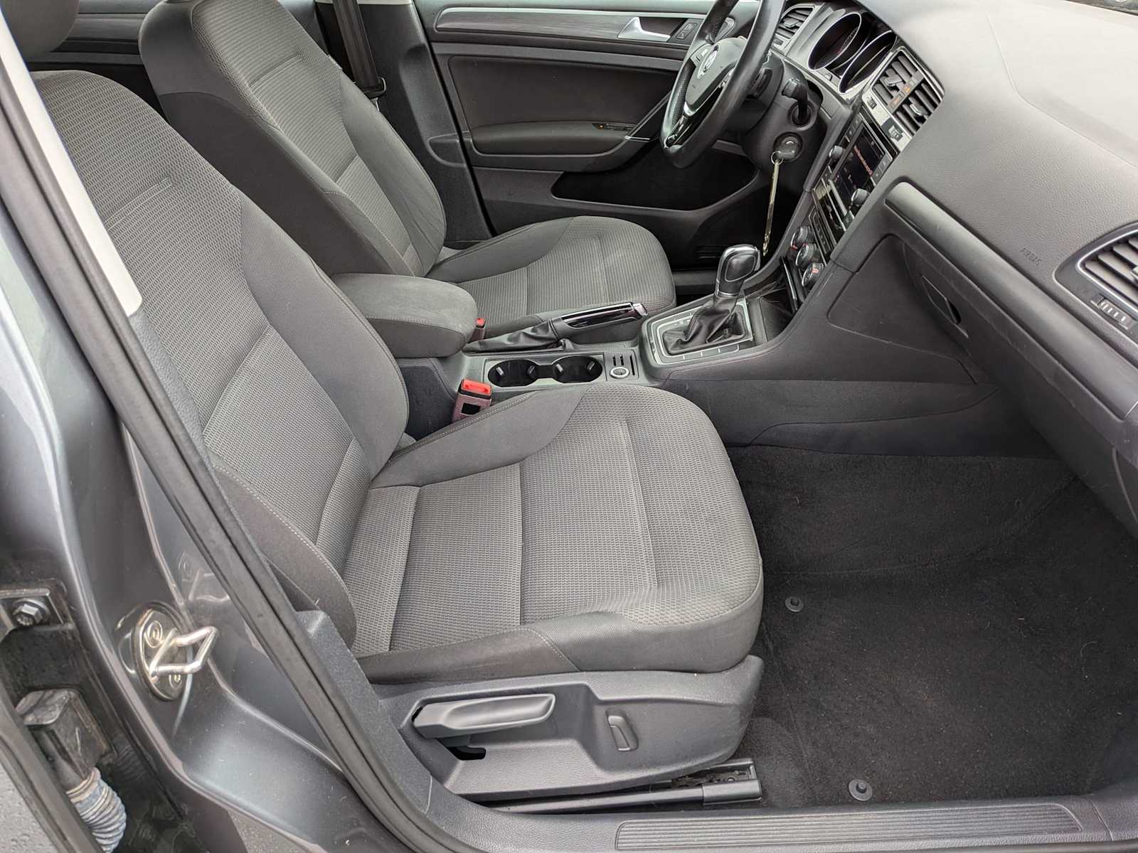 Thumbnail: 2019 Volkswagen e-Golf - 19