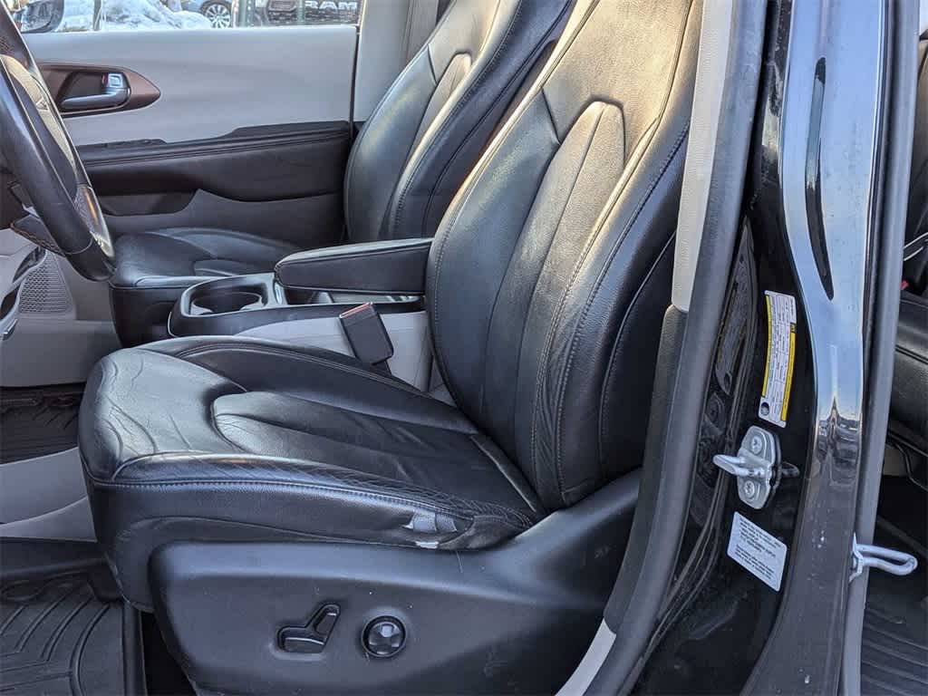 Thumbnail: 2017 Chrysler Pacifica - 15