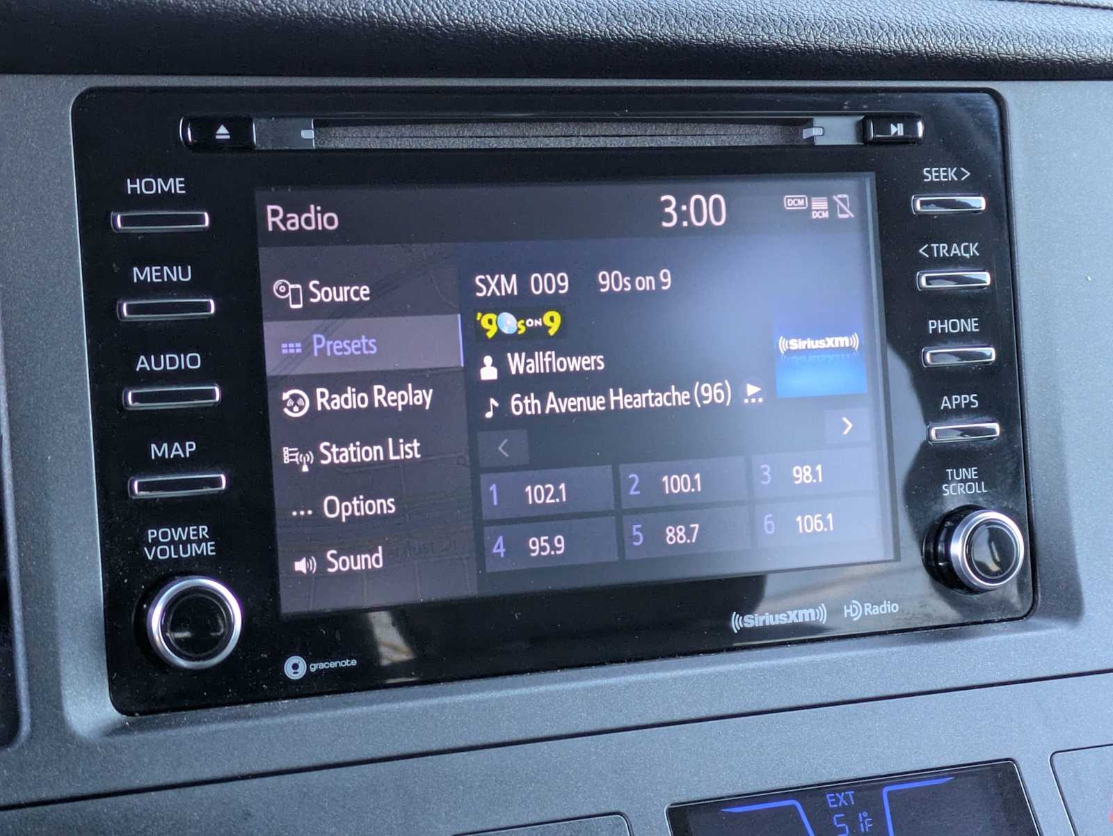 Thumbnail: 2018 Toyota Sienna - 28