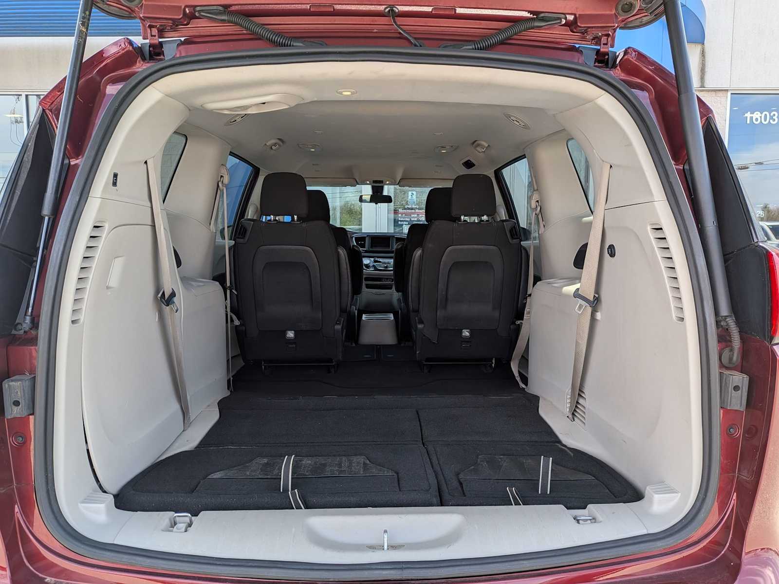 Thumbnail: 2022 Chrysler Voyager - 31