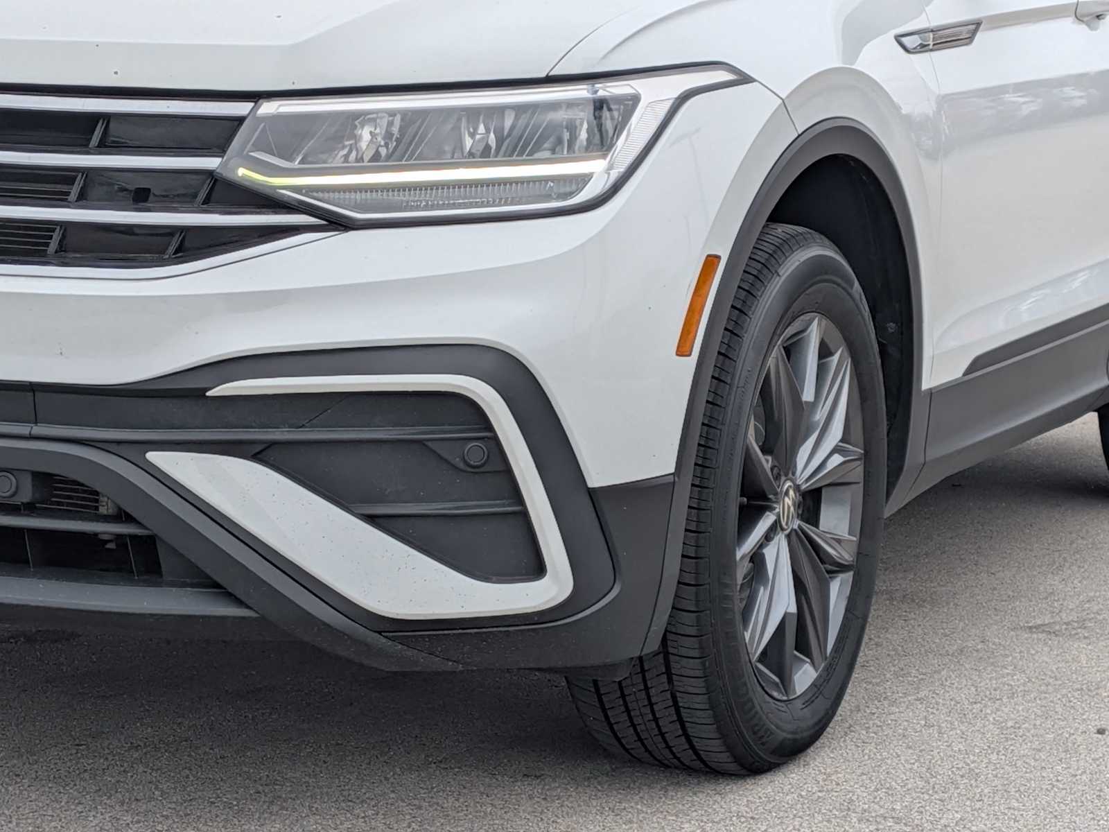 Thumbnail: 2022 Volkswagen Tiguan - 11