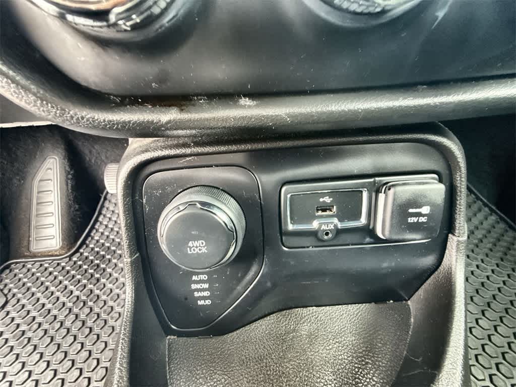 Thumbnail: 2017 Jeep Renegade - 29