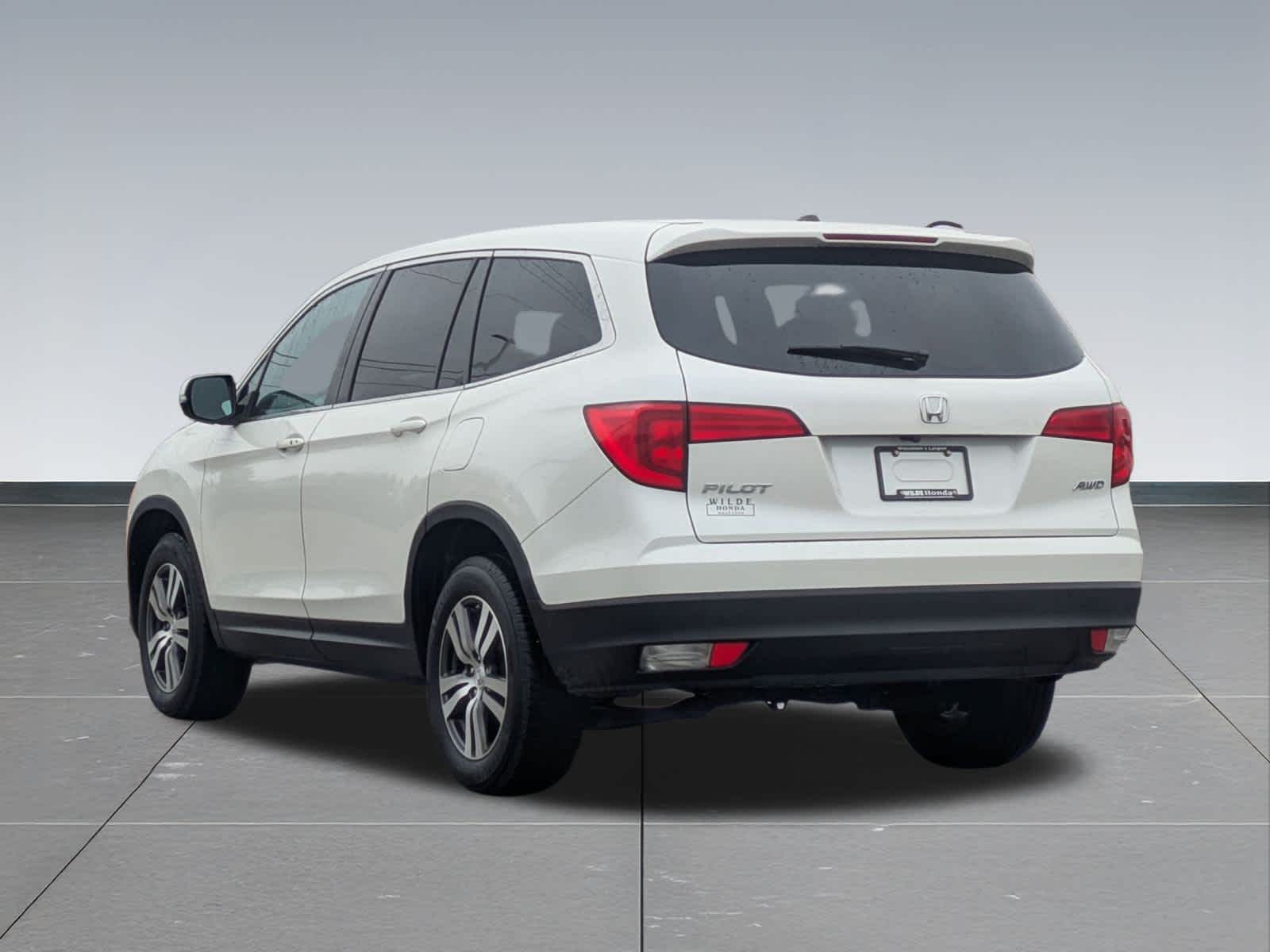 Thumbnail: 2017 Honda Pilot - 4