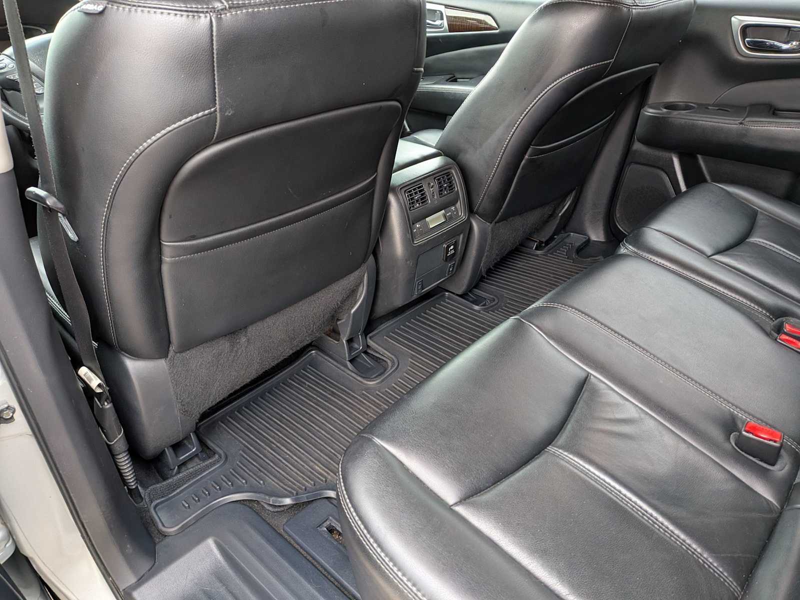 Thumbnail: 2015 Nissan Pathfinder - 17