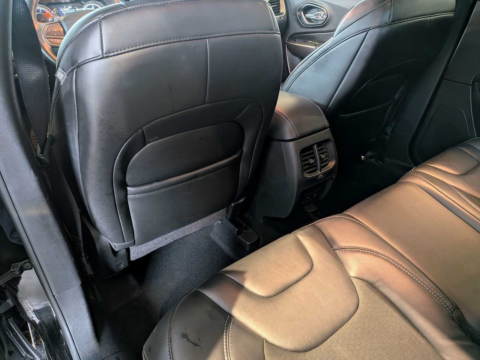 Thumbnail: 2019 Jeep Cherokee - 17