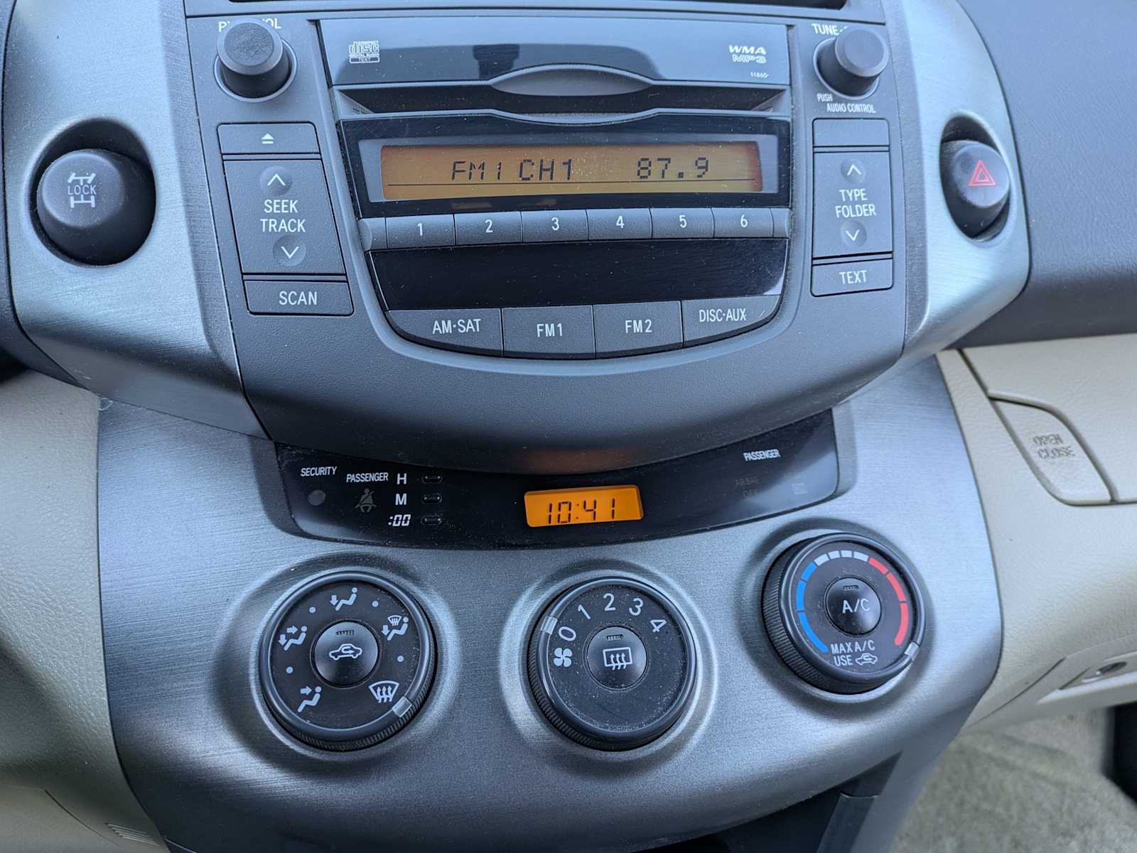 Thumbnail: 2011 Toyota RAV4 - 23