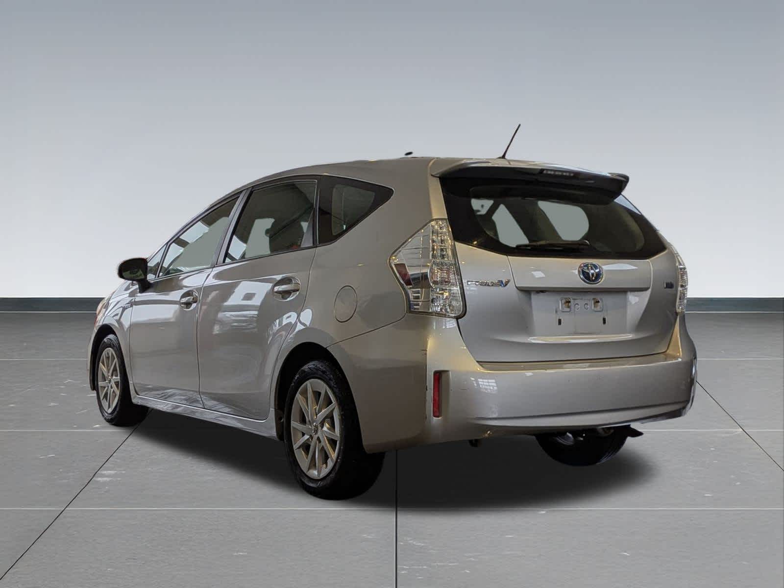 Thumbnail: 2014 Toyota Prius v - 4
