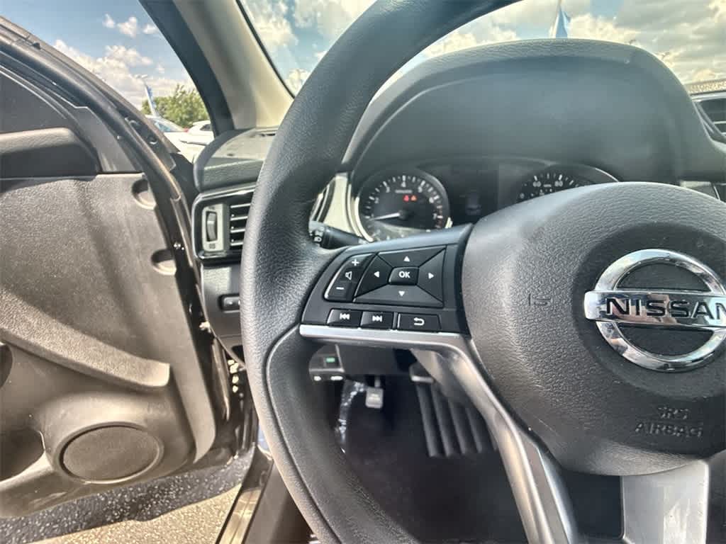 Thumbnail: 2017 Nissan Rogue Sport - 21